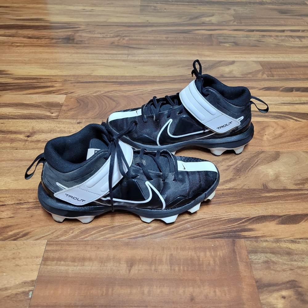 Mens Size 8  Nike molded Cleats